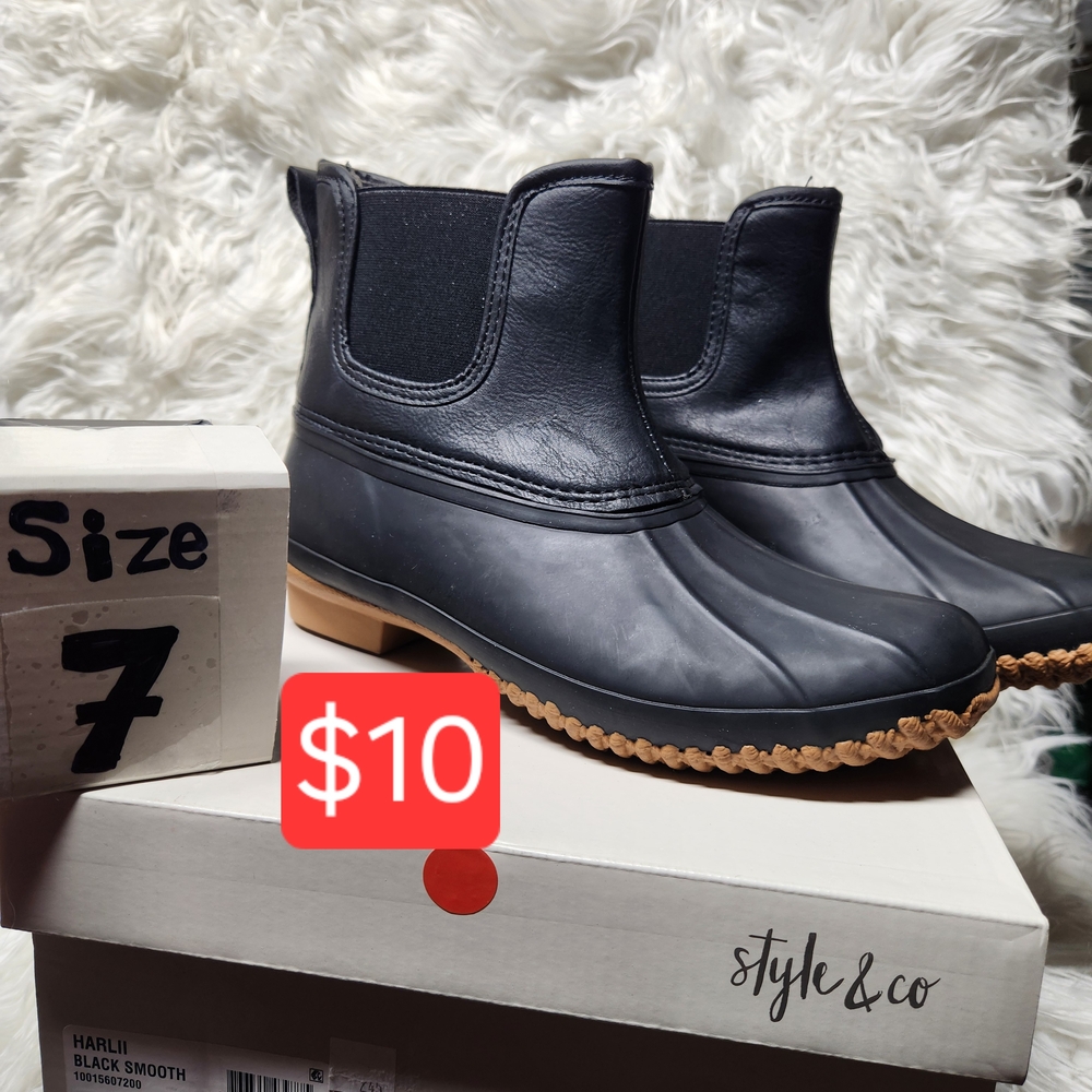Style & Co. Harlii Black and Tan Winter Boots